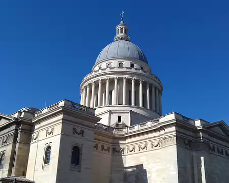 029 Le Panthéon, de style néoclassique, construit à partir de 1757 (Soufflot), honore les grands personnages de l’Histoire de France