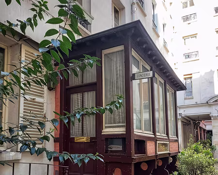 014 Dans une cour d'immeuble