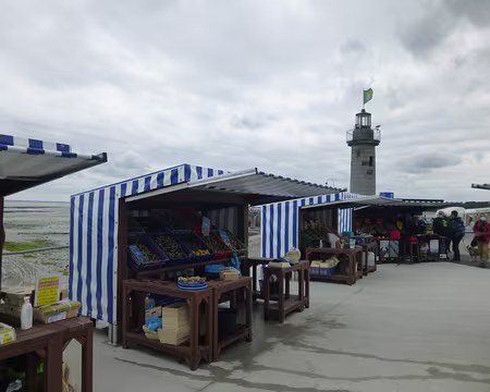 P1130659 - Copie Vente des huîtres au port...