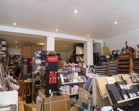 P1130670 Boutique de matériels d'art où Théo, le frère de Vincent Van Gogh, achetait les fournitures pour Vincent installé en Provence dès 1889.