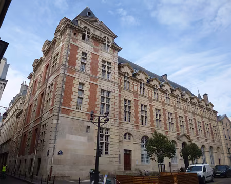 P1130676 Palais abbatial de l'église de Saint-Germain-des-Prés, construit fin XVIè s.