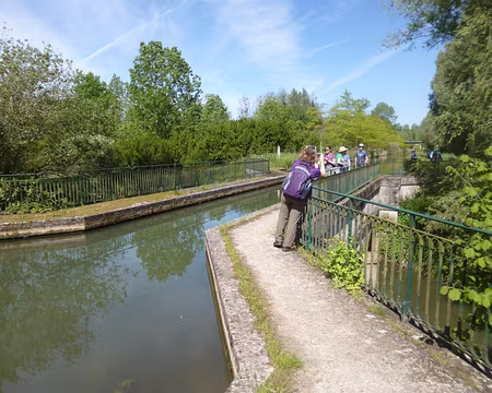 P1130734 Canal de dérivation du Clignon passant au-dessus de la rivière Ourcq (86 km). L'Ourcq prend sa source dans l'Aisne et se jette dans la Marne en amont de Meaux.