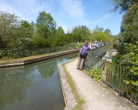 P1130734 Canal de dérivation du Clignon passant au-dessus de la rivière Ourcq (86 km). L'Ourcq prend sa source dans l'Aisne et se jette dans la Marne en amont de Meaux.