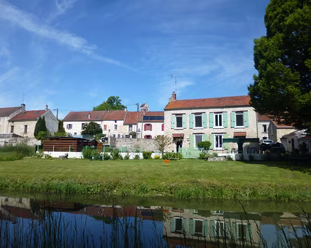 P1130735 Neufchelles au bord du canal de l'Ourcq. Le canal de l'Ourcq débute à Mareuil sur-Ourcq et se termine à Paris dans le bassin de la Villette. Il est long de 96,5...