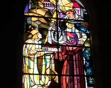 IMG_3433 Un des beaux vitraux modernes de l’église (maîtres verriers Jacques Damon et Jean Hébert-Stevens)
