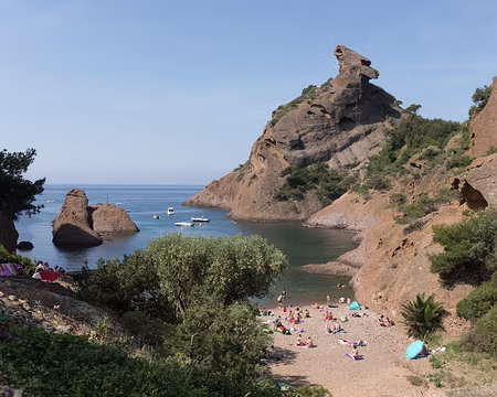 015_4V1A4916 L’Anse de Figuerolles avec l'îlot du rocher du Lion et surplombée par le rocher du Capucin