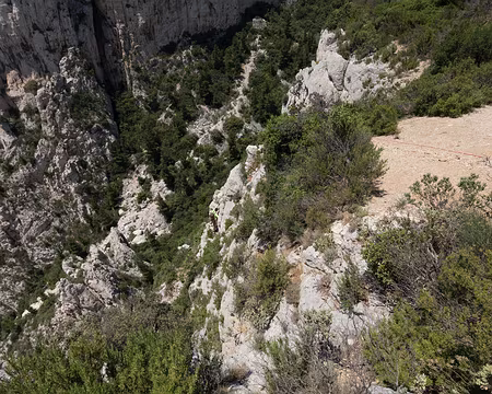 057_4V1A5114 Au Col des Charbonniers, il y a du monde dans l’ancien tracé noir « La cheminée du C.A.F. » aujourd’hui dé-balisé. Corde et baudrier obligatoires…