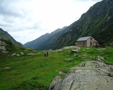 P1280116 le refuge d'Estom, gardiens très sympathiques