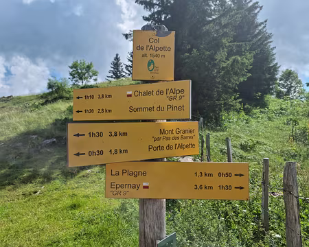 003 Le Col de l’Alpette (1540 m) entre le Mont Granier (au nord) et le Mont Pinet (au sud)