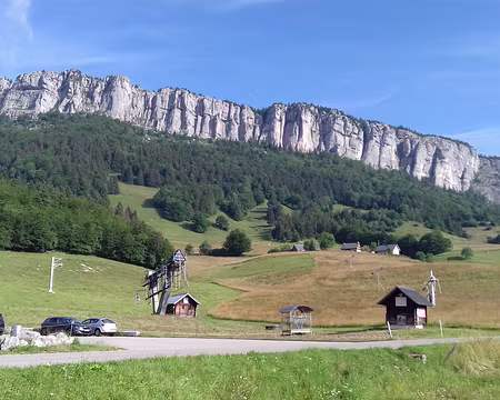 011 Le chainon calcaire du Mont Outheran (Saint-Thibaud-de-Couz, Savoie) vu depuis les Bruyères (1200 m)