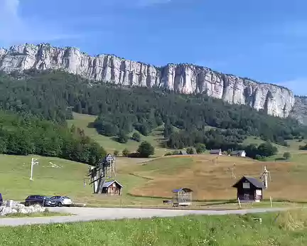 011 Le chainon calcaire du Mont Outheran (Saint-Thibaud-de-Couz, Savoie) vu depuis les Bruyères (1200 m)