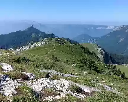 033 sur la Pinéa (1771 m) et les falaises du Vercors au sud