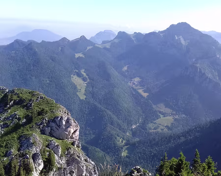 034 sur le Grand Som (2026 m), le Col de la Ruchère (1418 m), et le Monastère de la Grande Chartreuse au nord