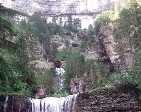 057 La Grande cascade et la Cascade des Sources du Guiers vif au pied des falaises calcaires