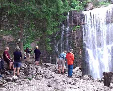059 Le groupe près de la Grande Cascade