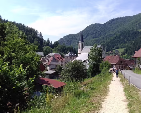 061 Le village de Saint-Pierre-d’Entremont (Isère) et l’église Saint-Pierre (1864). A droite, la tour de l’Infernet, vestige d’un manoir du XVème siècle
