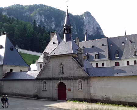 063 L’entrée principale du monastère reconstruit au XVIIème siècle