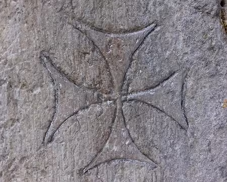 065 Croix de Malte gravée dans le mur de la chapelle Notre Dame de Casalibus (1155 m) en amont du monastère de la Grande Chartreuse