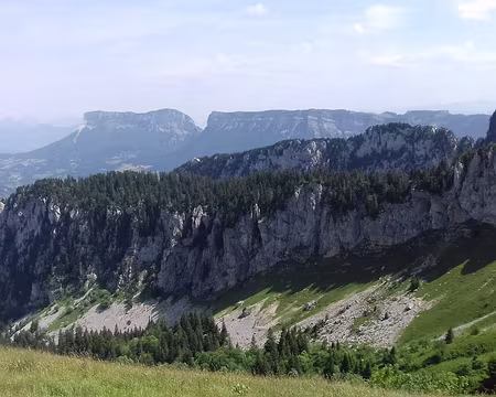 074 Au sommet, vue sur le Mont Granier, le Col de l’Alpette, et le Mont Pinet au nord-est
