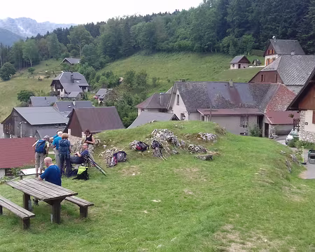 089 Le village du Château au pied du château de Montbel