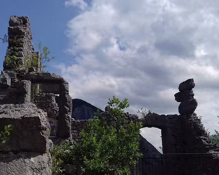 093 Le château, reconstruit par les Chartreux en 1694, est devenu bien national à la Révolution. Aujourd’hui en ruine, il appartient à l’état