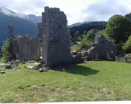094 Les ruines du château dominent le village de Saint-Pierre-d’Entremont