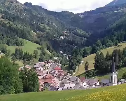 100 Le village de Saint-Pierre-d’Entremont est partagé entre Savoie et Isère par le Guiers vif