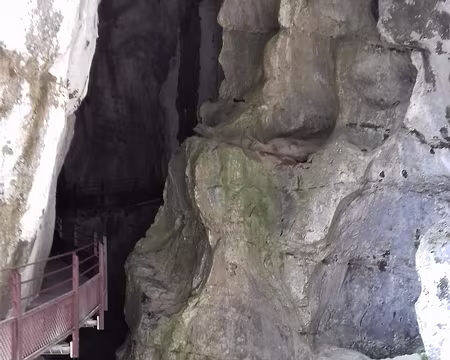 130 La grotte inférieure, ou « Grand Goulet » au bout du défilé des Echelles, est une grotte sèche
