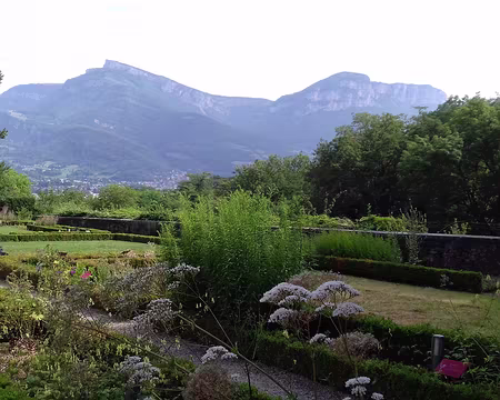 135 Le jardin à la française, typique du XVIIIème siècle, où sont cultivées des plantes médicinales, potagères et aromatiques. Vue sur le Nivolet (1547 m) au nord...
