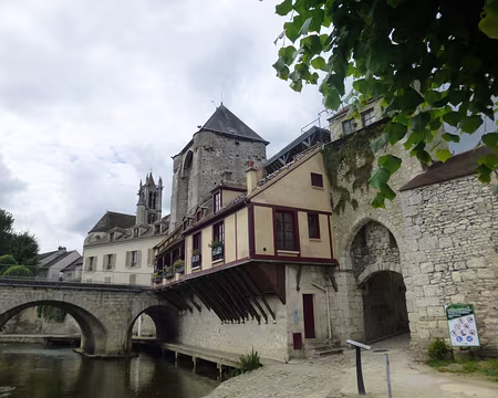P1130848 La porte de Bourgogne et la maison 