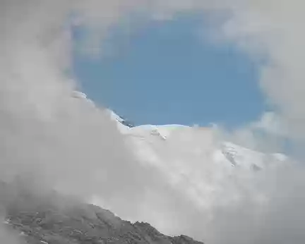 00053 un petit trou dans les nuages ..le Mont Blanc
