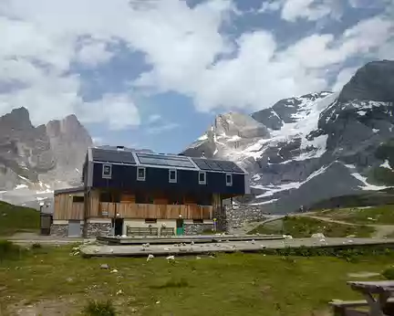 P1130991 Refuge CAF du Col de la Vanoise construit en 2014, au pied du glacier de la Grande Casse