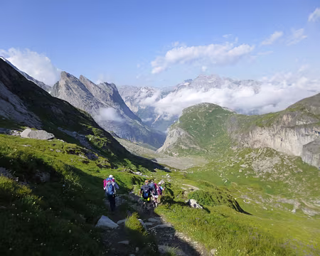 P1140008 A gauche, la Grande et la Petite Aiguille de l'Arcelin (alt. 2759 m et 2648 m). Le Moriond (alt. 2298 m) est une petite antécime sur le chaînon de l'Aiguille de...