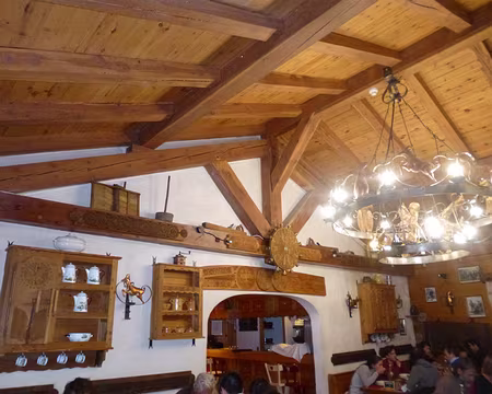 P1140019 Salle à manger du refuge le Roc de la Pêche (alt. 1911 m)