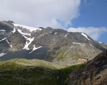 P1140027 Le refuge CAF de Péclet-Polset (alt. 2474 lm) au pied du glacier de Gébroulaz et de l'aiguille de Polset (alt. 3528 m)