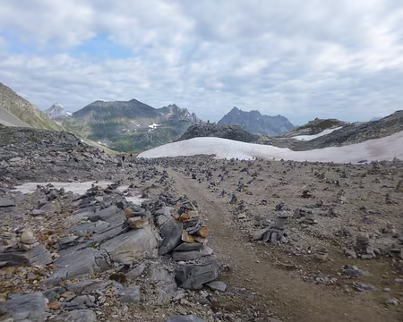 P1140049 Le Plan des cairns et à gauche le Roc du Soufre
