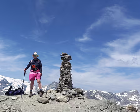 025v Le Cairn est aussi haut que moi.