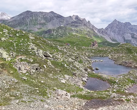 063v 27/07/21 Du refuge de Peclet Polset, qu'on voit sur l'image, au Refuge l'Orgère. Roc du Soufre à gauche.