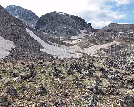 064v Plan des Cairns 2640 m. Col de Chavière en vue.