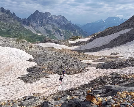 068v La couleur orangée de la neige est due au sirocco, apportant de la poussière du Sahara