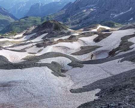 069v Montée au Col de Chavière dans une impressionnante succession de névés.