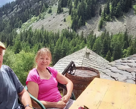 074v Un agréable chemin nous a conduit à Polset. Pause au Chalet Restaurant de l'Estiva. Nous y avons observé des Cerfs à la longue vue.