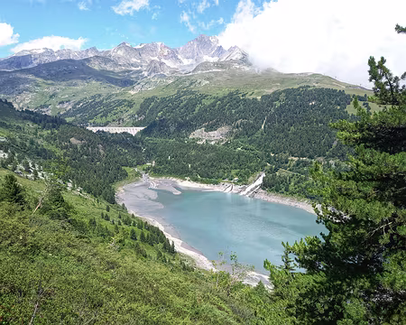 084v Descente vers Aussois. Lac du Plan d'Aval et la Dent Parrachée.
