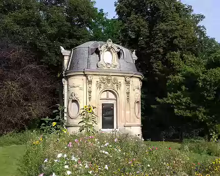 002 Le pavillon de garde (1888) à l’entrée du parc de Noisiel où se situait l’ancien château