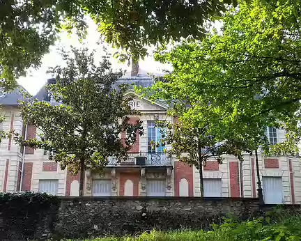 013 L’hôtel de ville de Gournay-sur-Marne dans l’ancien château (XVIIème siècle)