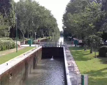 020 L’écluse de Neuilly-sur-Marne (1848-1865) sur le canal de Chelles qui permet la navigation entre Vaires et Neuilly-sur-Marne