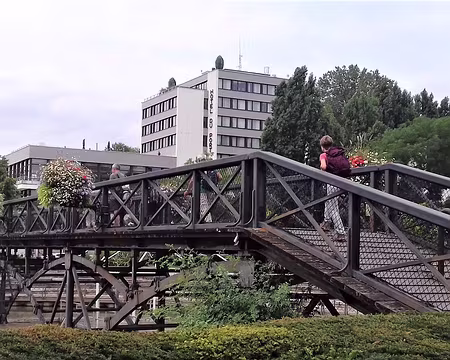 034 La passerelle des Arts, premier pont métallique construit à Paris (1804), a été installée à Nogent en 1992