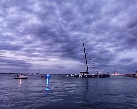 075 Les voici! Franck Cammas et son équipe, vainqueurs de la Rolex Fastnet Race 21 à Cherbourg