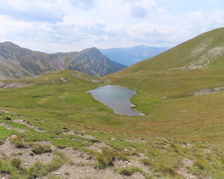 IMG_8823 Il y a de jolis lacs. Ici le lac de Néal. L'endroit est venté.