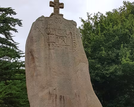 20210821_091947 Menhir christianisé dee Saint-Uzec